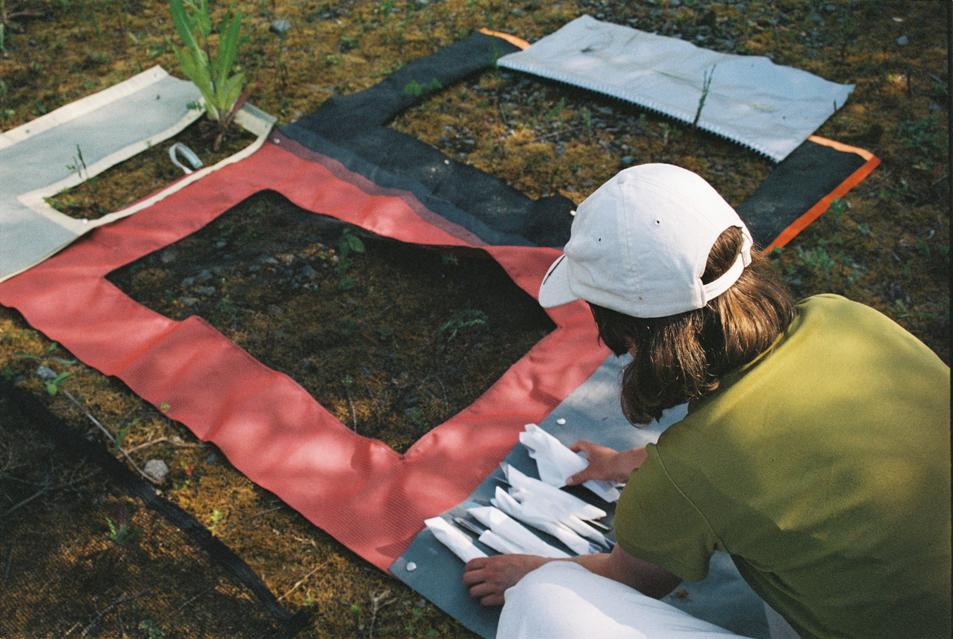 Souvenir photo of the picnic during the installation of the covers with Johanna Bendlin