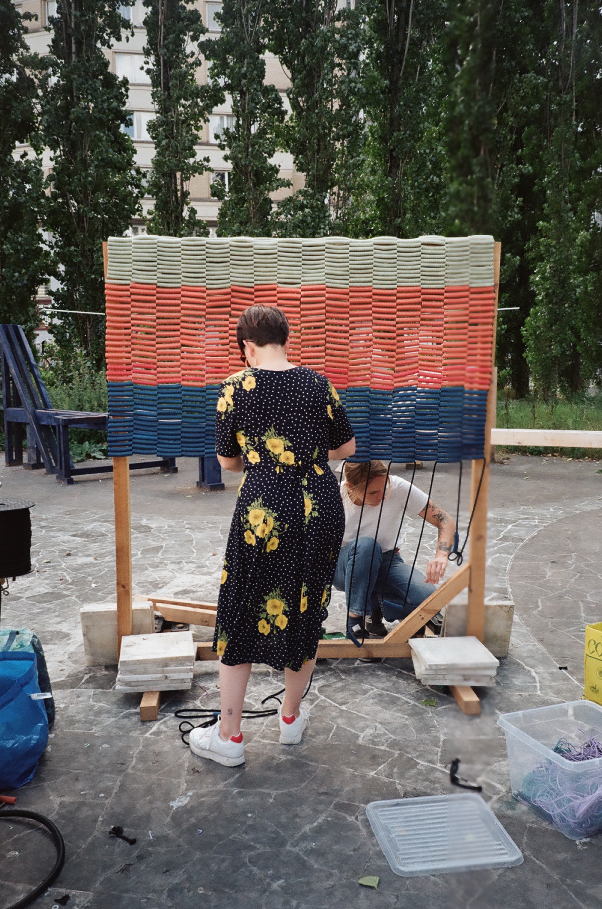 Installation of wooden frames to improve the weaving process and allow direct readability of the technique.