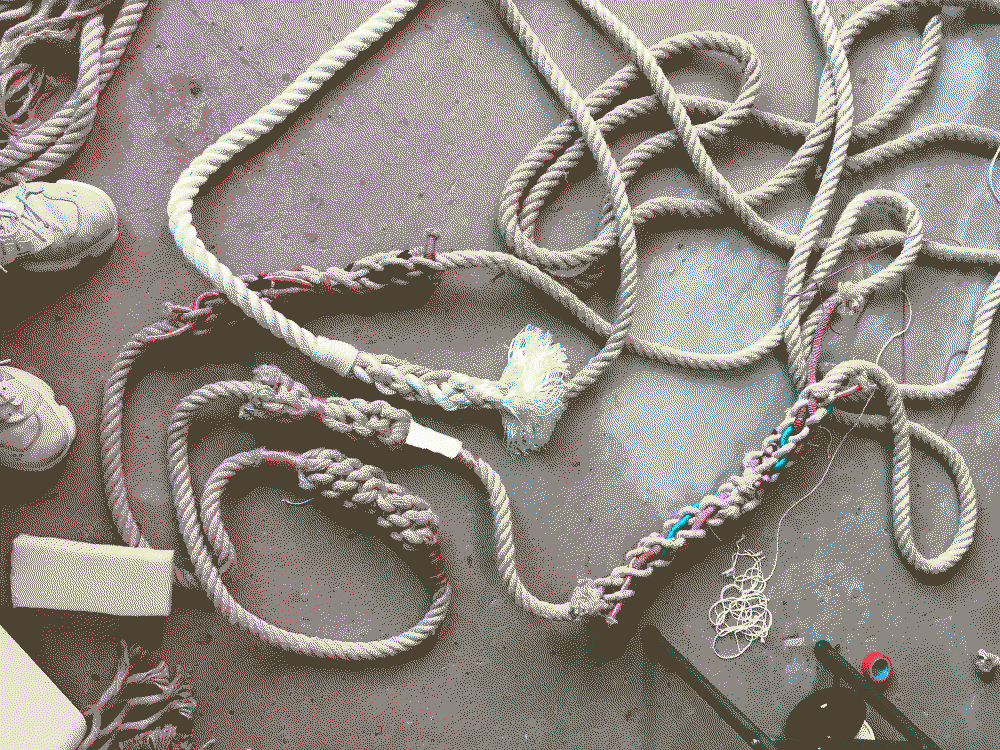 Laboratory of knots in progress. Each knot leads to the experimentation of a technique by combining scraps of materials found in my workshop (splice knot, whipping knot, crown knot, round scoubidou mesh)