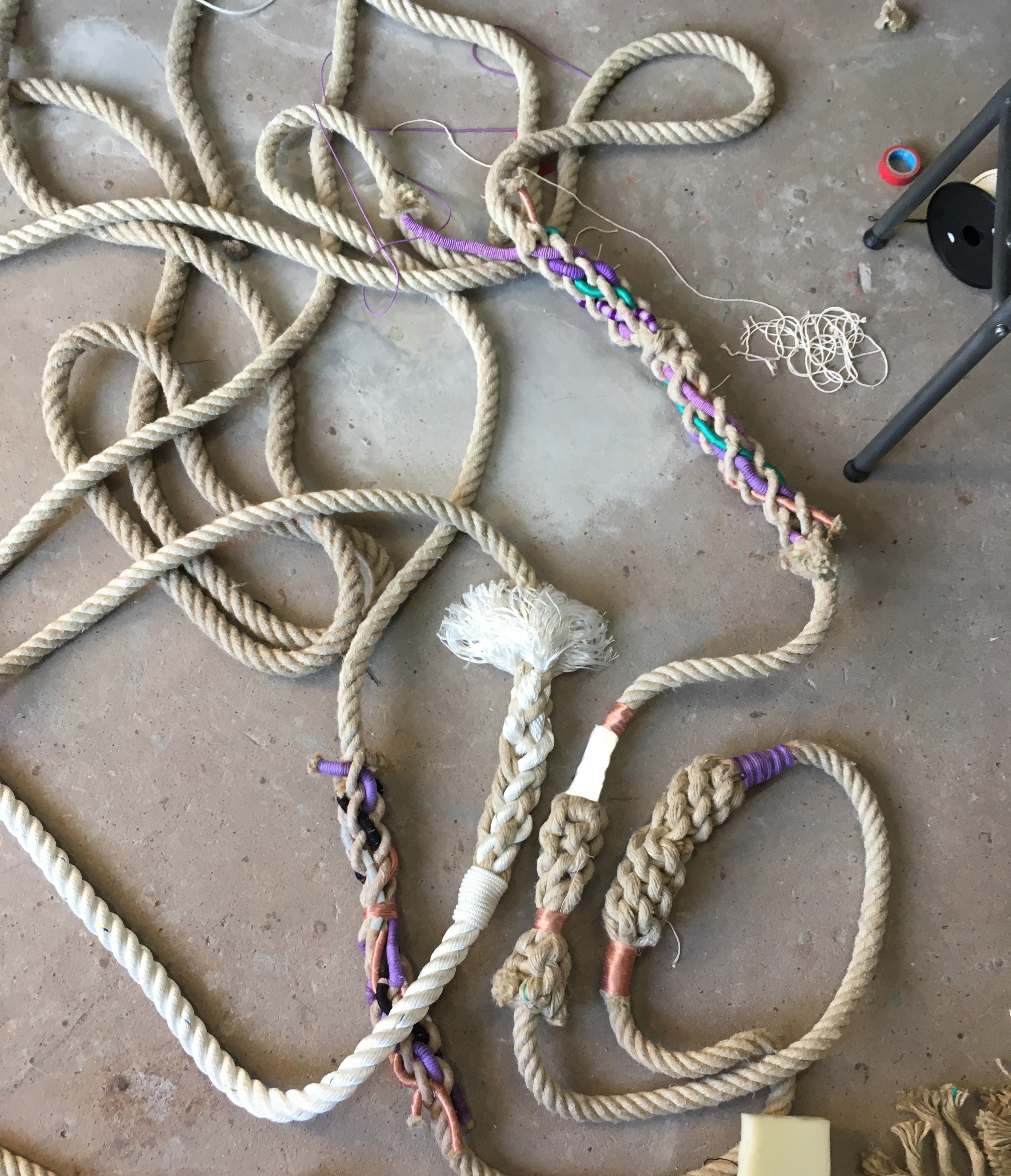 Laboratoire des noeuds en cours de fabrication. Chaque noeud donne lieu à l