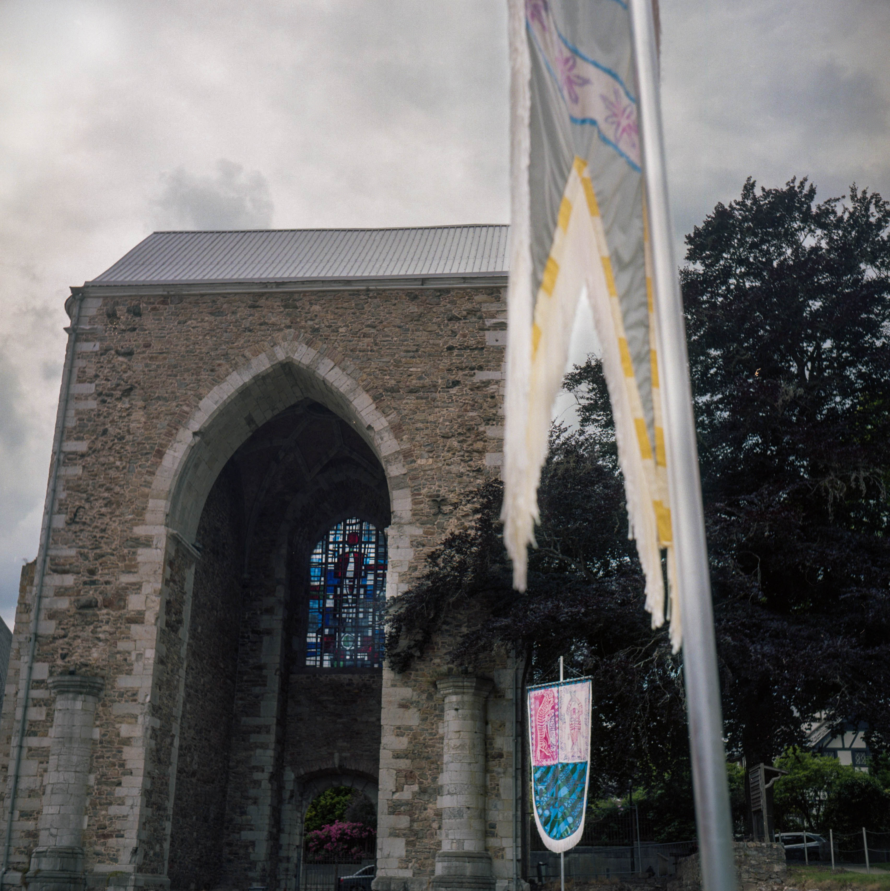 Installation finale des drapeaux dans les anciennes ruines de l